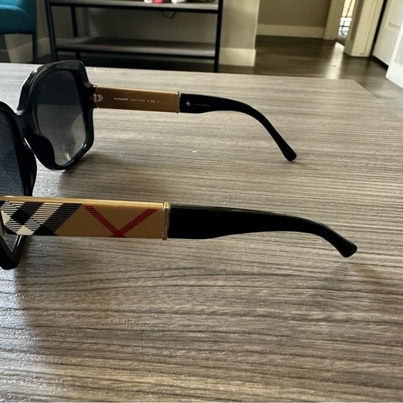 Burberry sunglasses - Picture 5 of 5